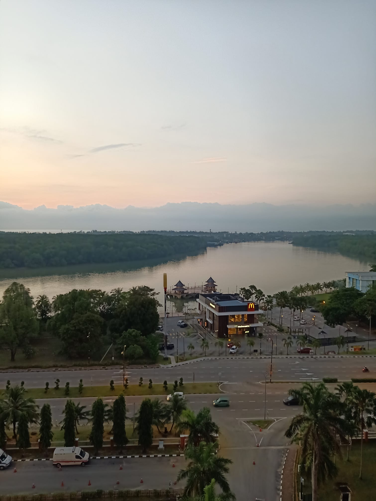 美食 I 马来西亚这些特色麦当劳门店太boleh！殖民地建筑风、河畔视野、40年历史等等 更多热点 图6张