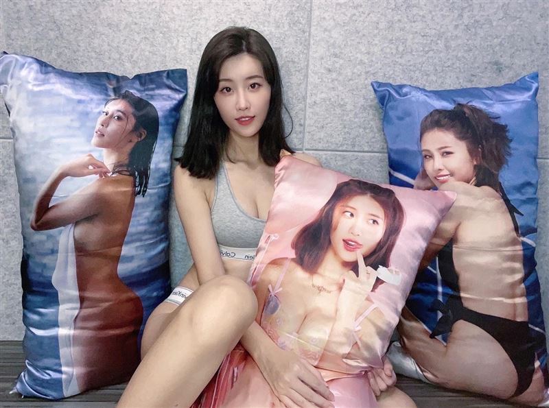 微笑女神裸抱“自己”全抛毛巾遮胸　网看呆喊：抱紧处理！ 时尚资讯 图3张