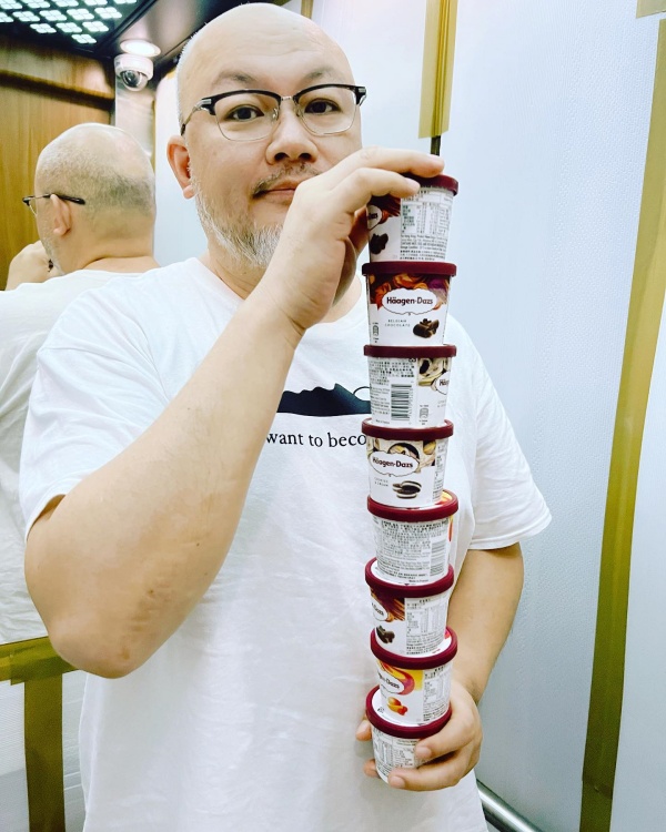 赵小侨开心晒冰淇淋照！被劝：吃冰对宝宝不好 娱乐资讯 图1张
