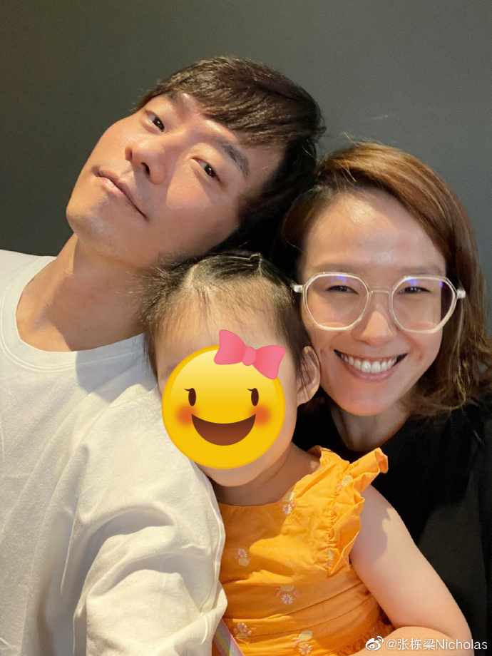 张栋梁突晒和女子贴头亲密照...吓坏新粉：结婚了？ 真实关系曝光 娱乐资讯 图1张