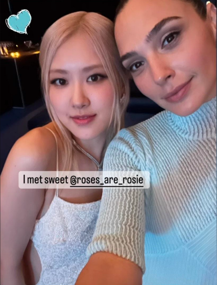 Style｜腰侧、后背都挖空！Rosé晒性感礼服照被赞仙气又火辣！ 更多热点 图3张