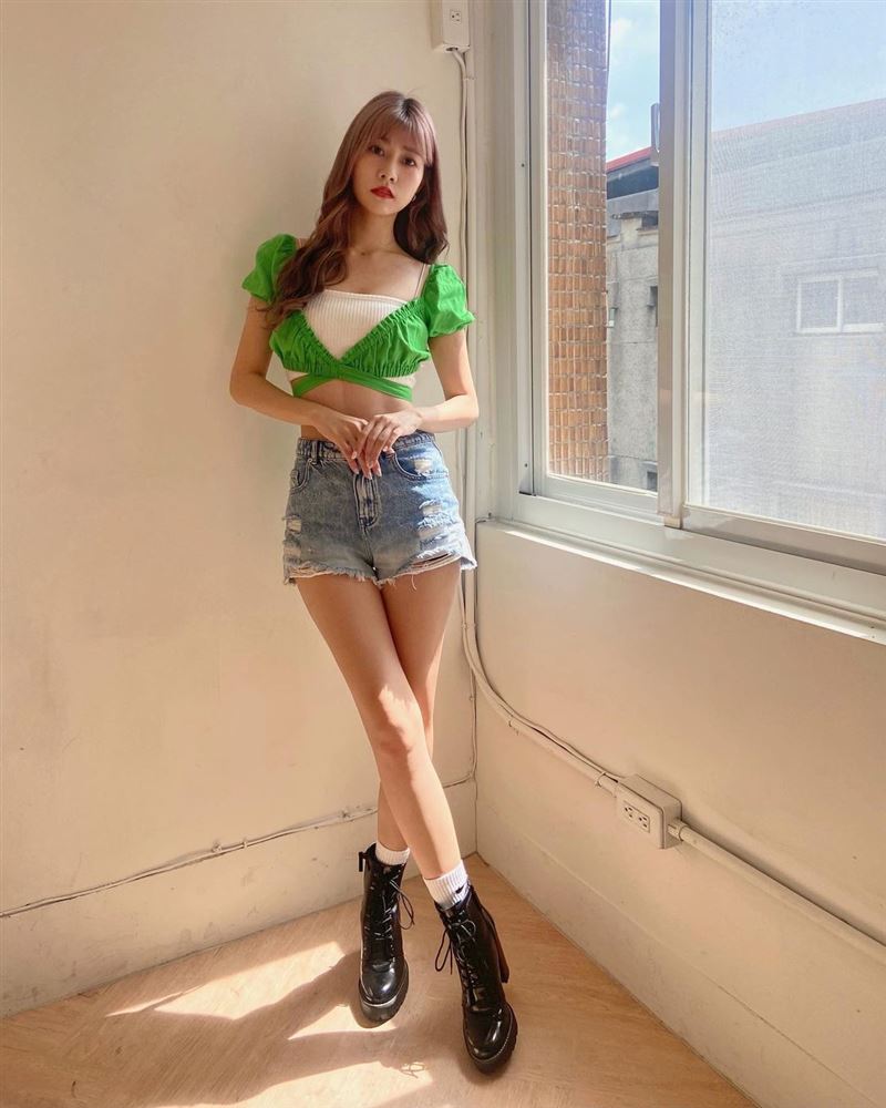 木曜女神池畔脱了！羞晒比基尼秀逆天美腿　网嗨：好辣爹斯 时尚资讯 图2张