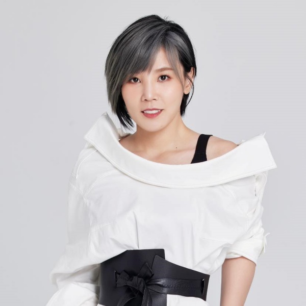 新歌《飙》再飙高音！李佳薇自称“唱歌界的李宗伟” 娱乐资讯 图1张