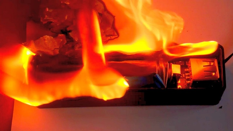 Tips I 手机用Powerbank充电到爆炸？使用Powerbank需注意这5件事！ 更多热点 图2张