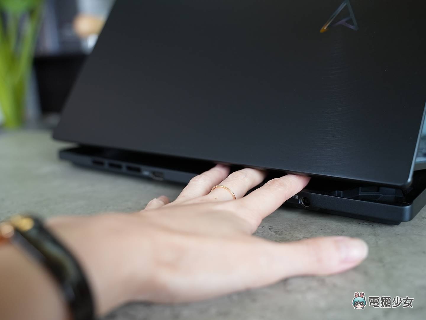 考虑带 14 吋 PC 的设计师？ASUS Zenbook Pro 14 Duo OLED 双萤幕笔电新结构与新色开箱，看见 120Hz OLED 的高规格！ 数码科技 图7张