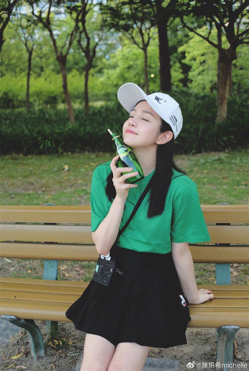 陈妍希穿“百褶裙”露一大截美腿！3张照片让上万人嗨翻了 时尚资讯 图1张