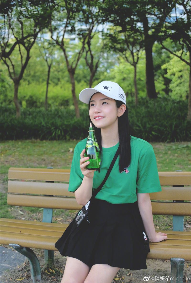 陈妍希穿“百褶裙”露一大截美腿！3张照片让上万人嗨翻了 时尚资讯 图2张