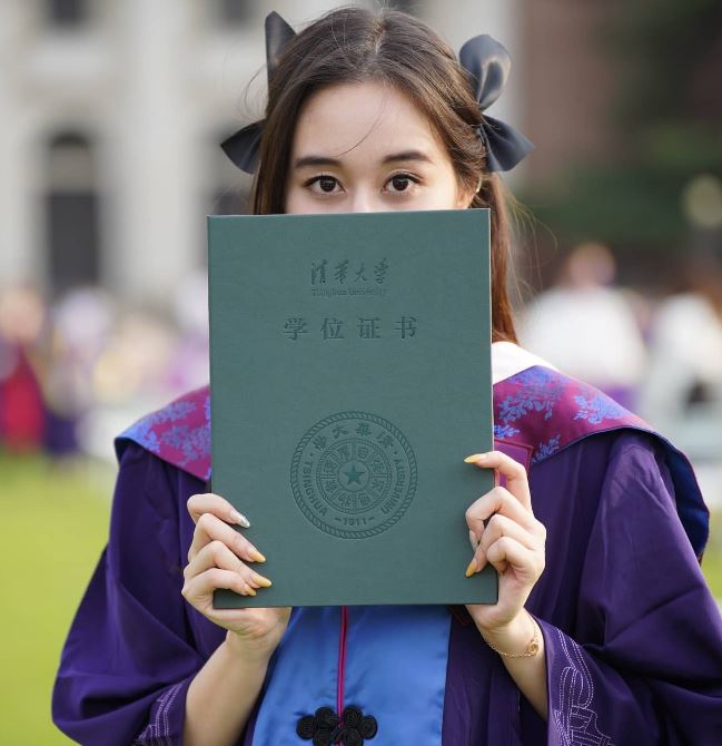 人物 I 赌王最疼爱的小公主！学霸何超欣都被这些名校录取过 更多热点 图7张