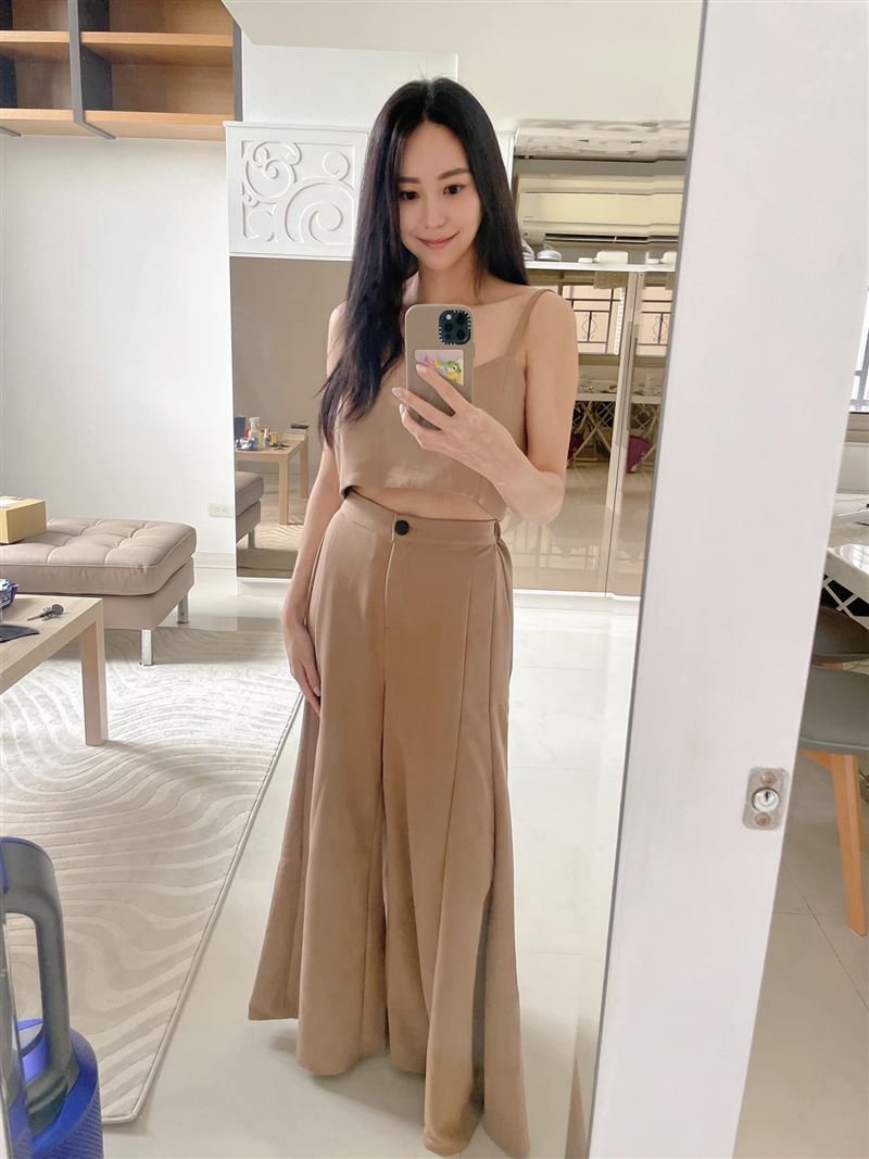 甜心主播辣泄傲人美胸“挤压变形”险遮不住　网：太犯规！ 时尚资讯 图2张