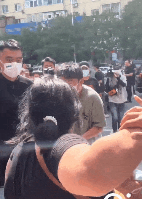 杨迪突被女粉丝强抱！ 吓懵后的第一反应超暖 娱乐资讯 图1张