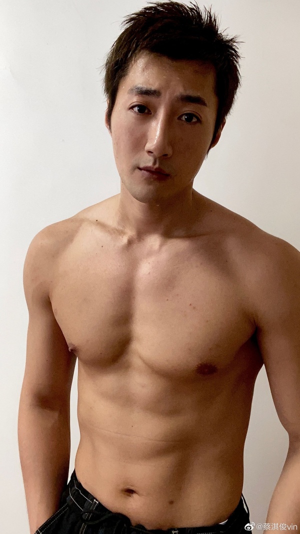 十指紧扣男友人拍片...TVB前男星曝同性恋疑云！ 娱乐资讯 图1张