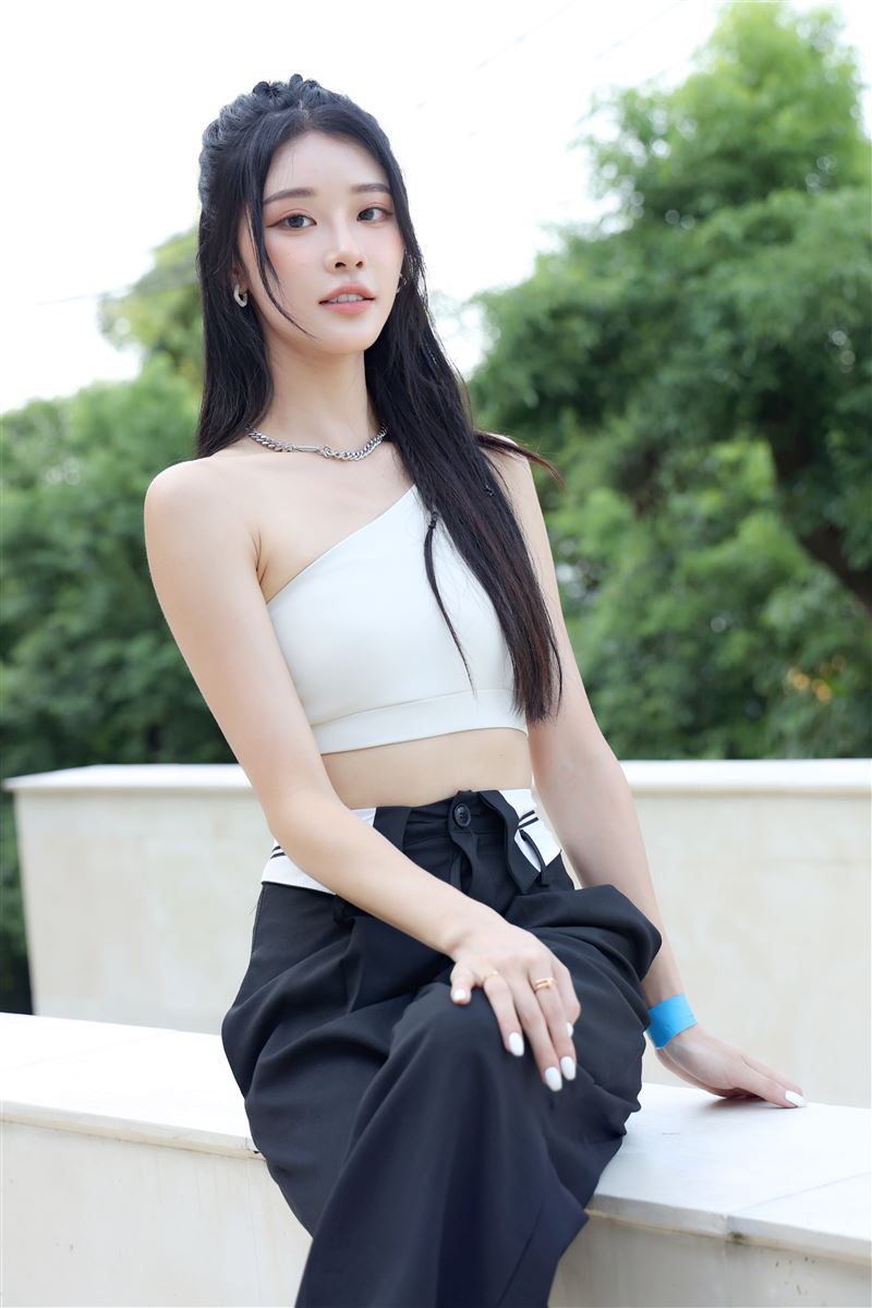 热炸！拐拐辣穿比基尼办泡沫趴　连新闻美女主播嗨爆也脱了 时尚资讯 图7张