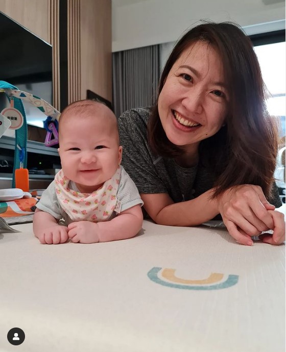 萧慧敏带4个月大女儿做护照！ 肉嘟嘟超可爱...照片超喜感 娱乐资讯 图1张