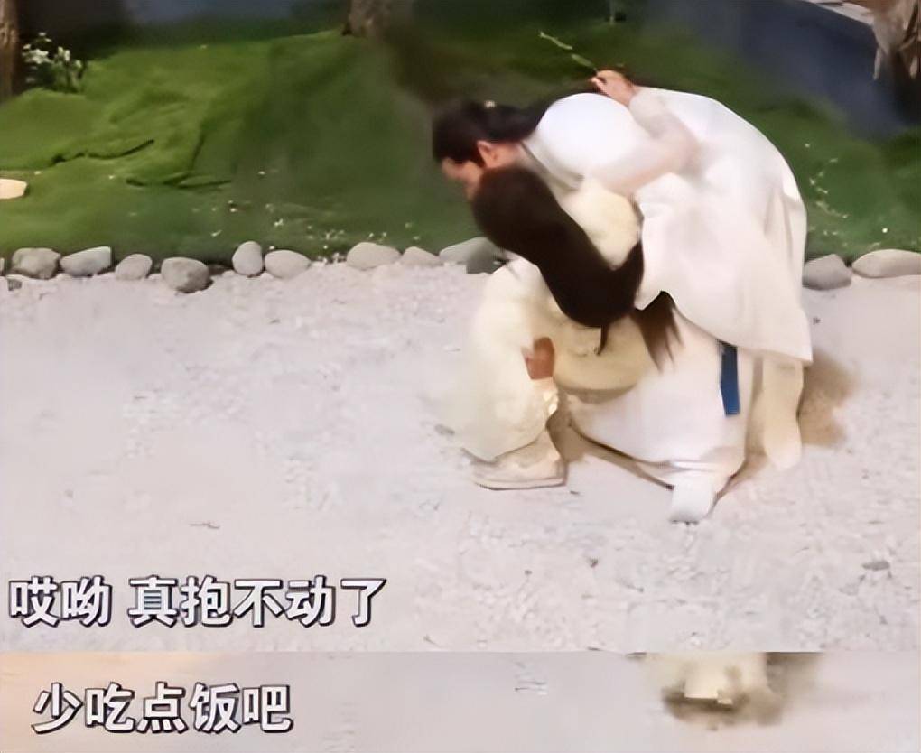 吴磊单手抱赵露思！ “只是成年男子正常的力量”...高情商回答被赞爆 娱乐资讯 图3张