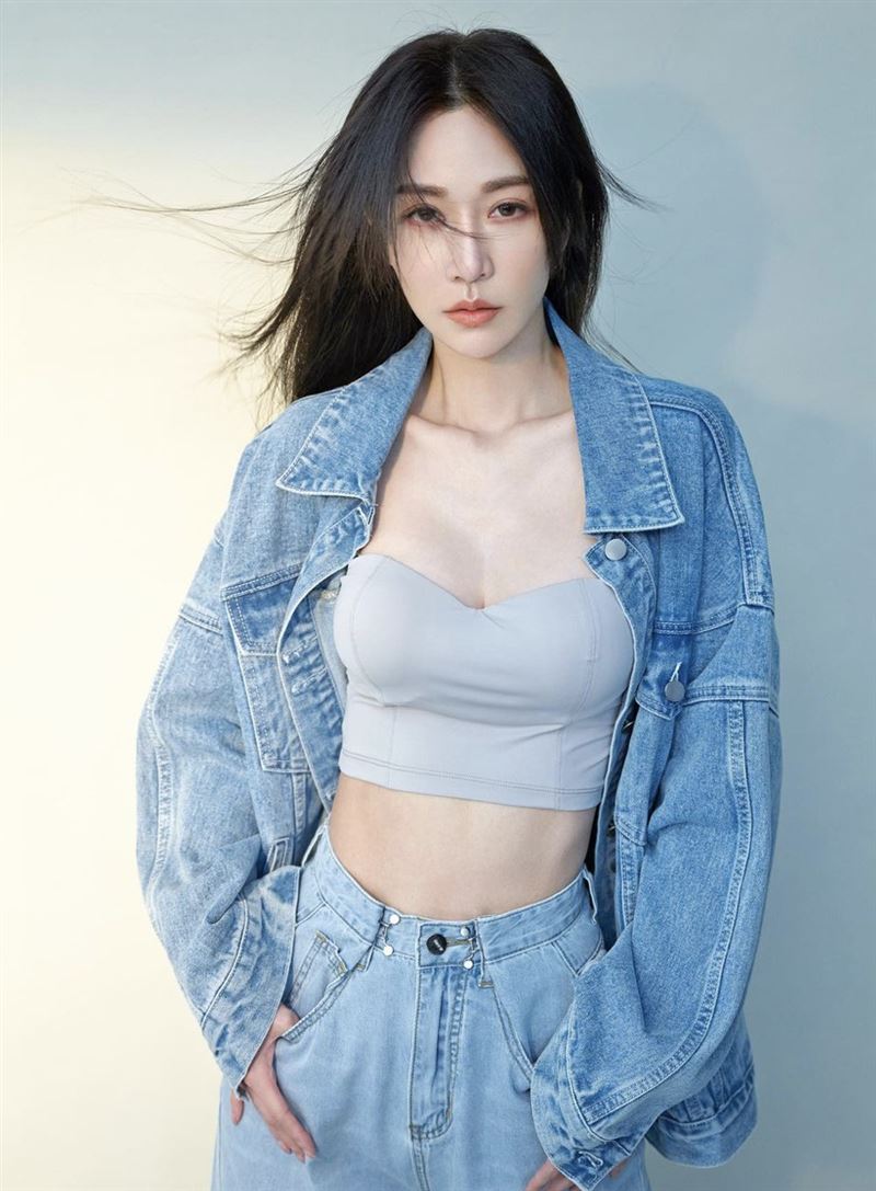 曾莞婷短裙解放美腿犯规！网抓包玻璃反射拍摄者：有亮点 时尚资讯 图1张