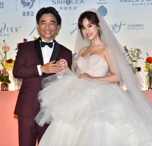 Style｜浪姐王心凌穿粉色婚纱亮相，Taylor Swift也穿过这“台牌” 更多热点 图4张