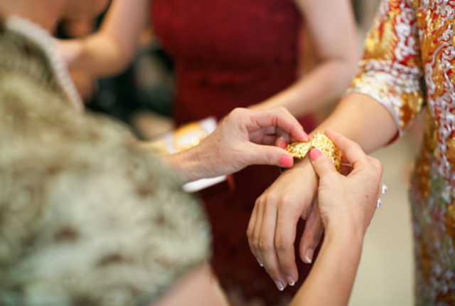 婚嫁｜准新人结婚金器该如何挑选？新郎、宗教关系不能戴金器？ 更多热点 图1张