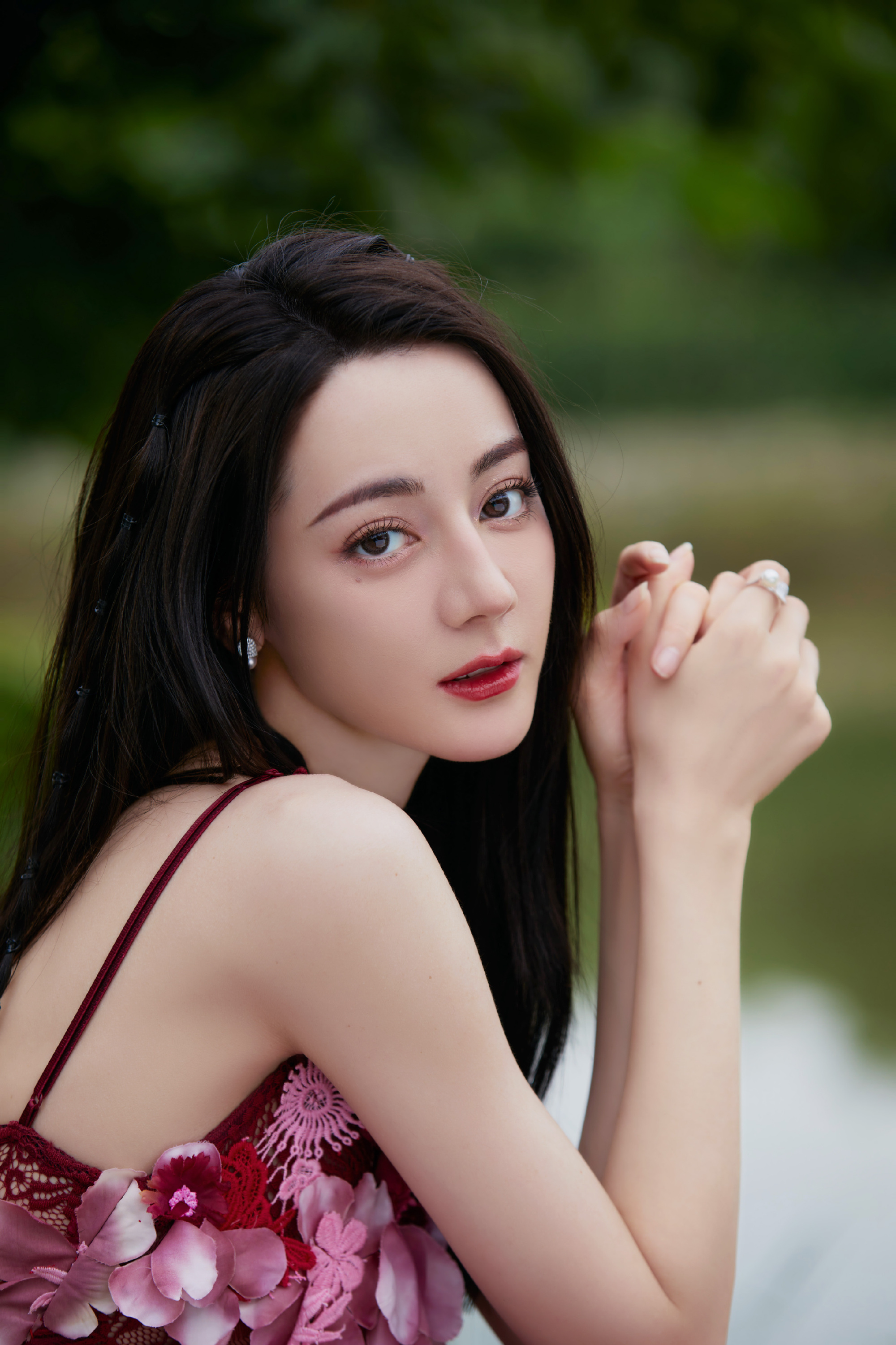 时装车祸！ 迪丽热巴湿发造型宛如“落汤鸡”...粉丝都没眼看 娱乐资讯 图1张