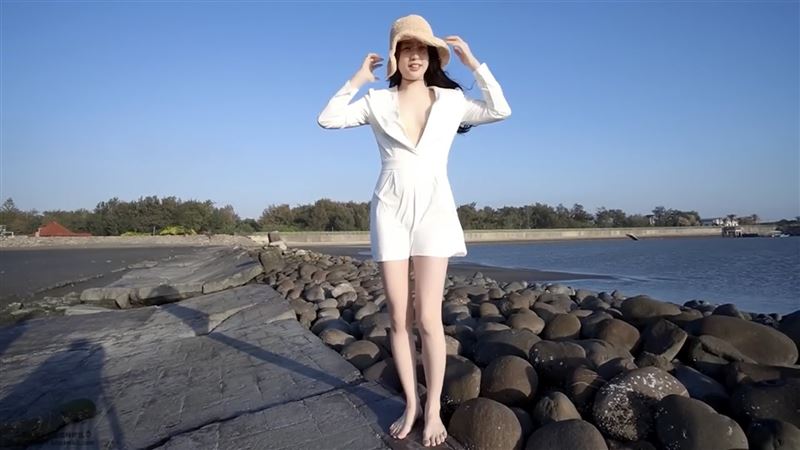 辣妹海港“2分钟脱衣片”疯传！超凶双球掉出　网冻未条 时尚资讯 图3张