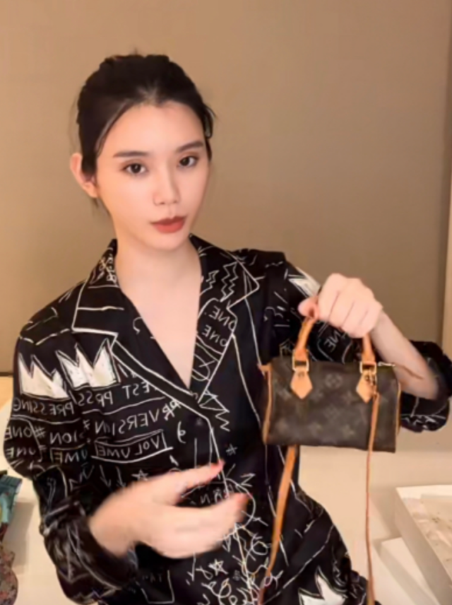 Style｜赌王媳妇奚梦瑶炫包秀，晒为不到1岁爱女入手的精品小废包！ 更多热点 图3张