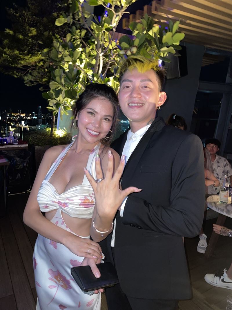 蕾菈泰国补放闪求婚！甜吻秀超亮钻戒　曝“做人计划”进度 时尚资讯 图4张