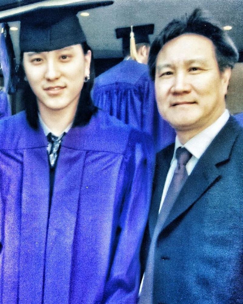 王阳明秀18年前青涩照“父子同框”首曝飘逸长发造型！ 时尚资讯 图2张