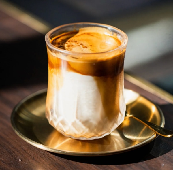 生活｜Dirty咖啡为何那么红？和Latte、Flat White又有什么分别？ 更多热点 图2张