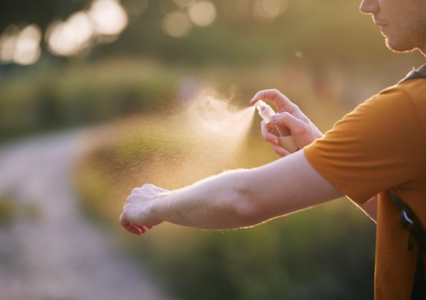 Tips｜防蚊叮、还抗痘，来认识女生都用来“顾门口”的茶树精油 更多热点 图3张