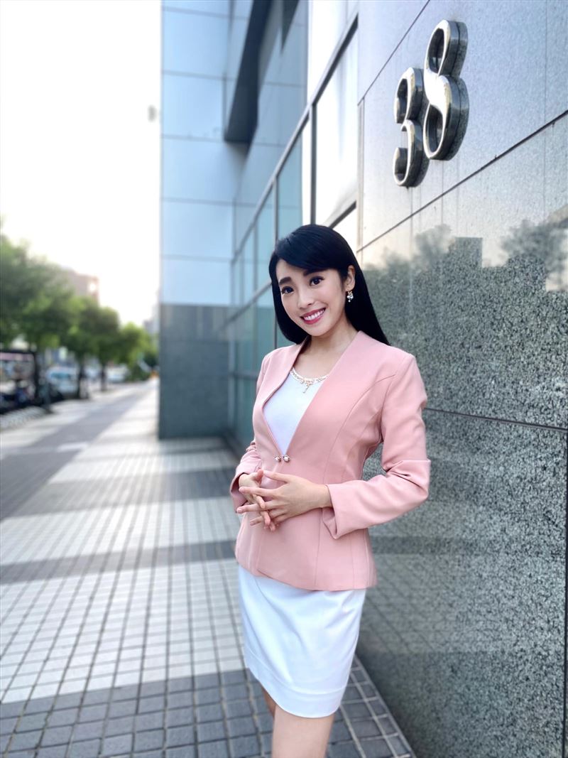 美女主播泳衣解放穿“战袍出海”网看呆：摄影需要晕船药！ 时尚资讯 图1张