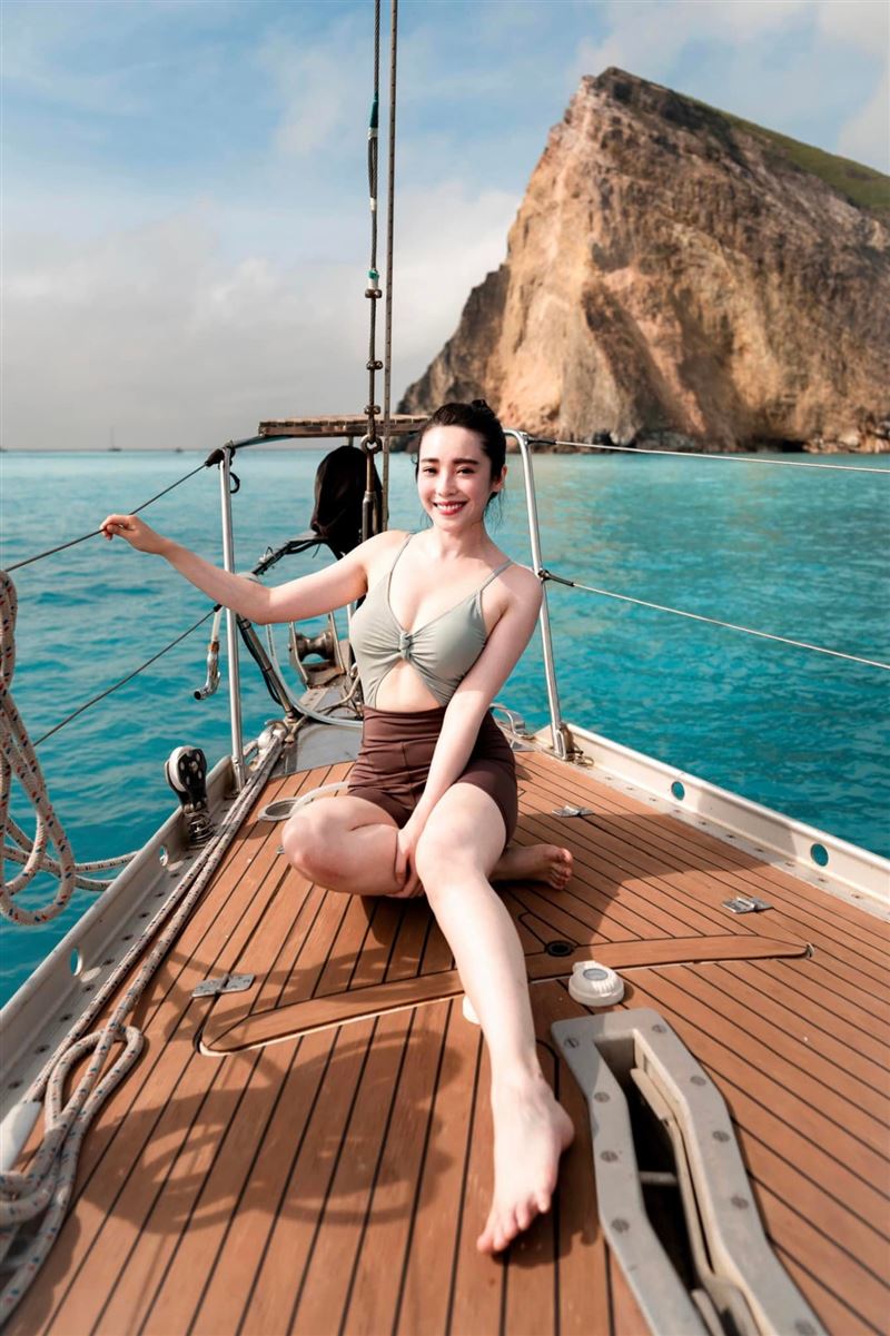 美女主播泳衣解放穿“战袍出海”网看呆：摄影需要晕船药！ 时尚资讯 图2张
