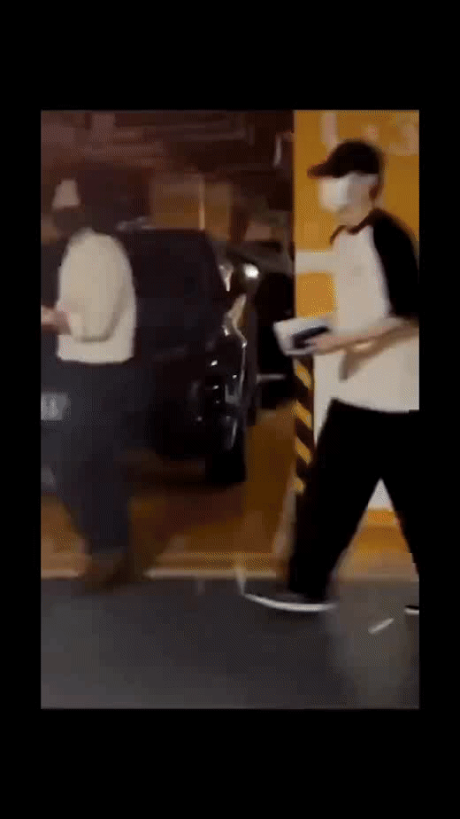 邓伦惊喜现身剧院！ 工作室还没解散...粉丝兴奋：要复出了？ 娱乐资讯 图2张