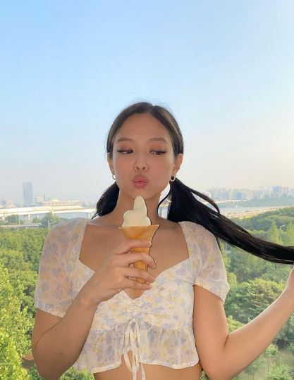 女星夏日“碎花单品”穿搭！赵露思、热巴甜酷女孩必学 时尚资讯 图6张