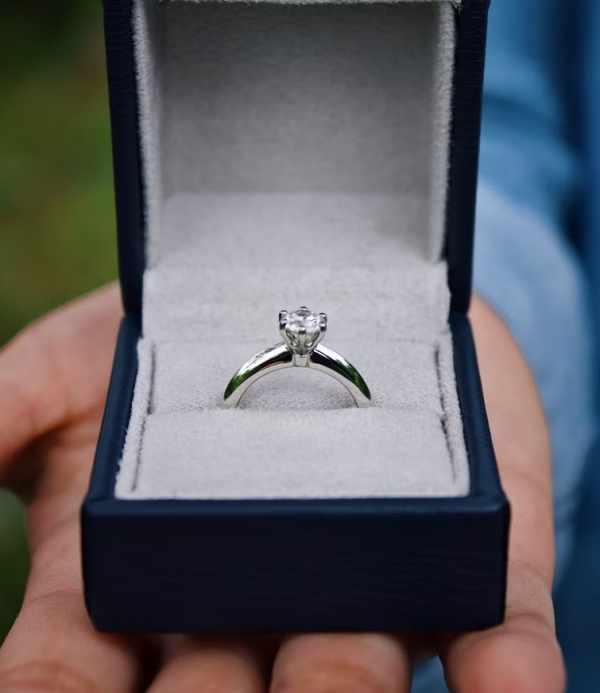 婚嫁｜别买错！求婚戒和婚戒根本不一样！套戒又是怎么一回事？ 更多热点 图1张