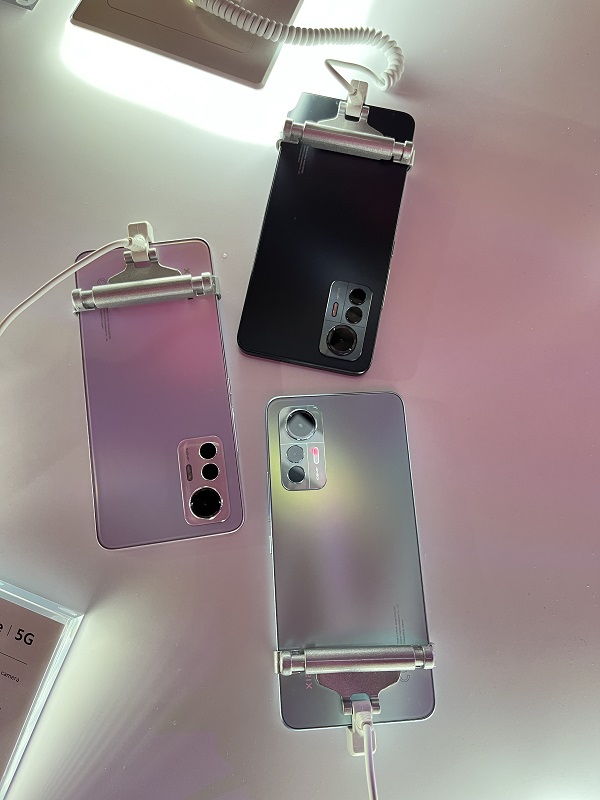 手机 I Xiaomi 12 Lite 5G 仙气飘飘登场！自带两颗自拍补光灯 叫我自拍女神！ 更多热点 图4张