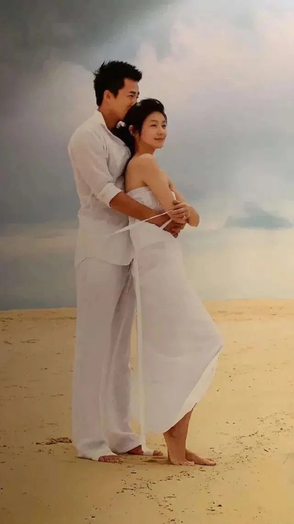 汪小菲直播意外曝光“甜蜜婚纱照”！原图被扒：忘不了大S 娱乐资讯 图3张