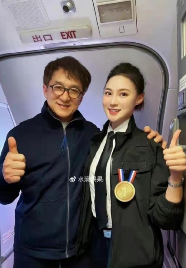 曾凭合照成龙上热搜！网红空姐近况曝光：过着贵妇生活 娱乐资讯 图1张