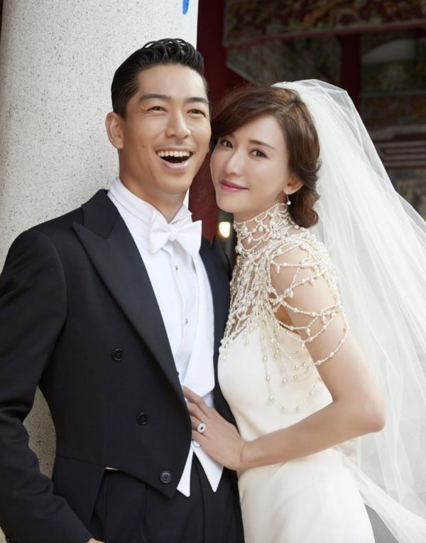 Style｜等了20年，Jennifer Lopez披Ralph Lauren绝美婚纱出嫁！ 更多热点 图4张
