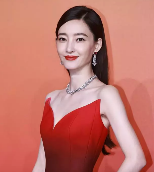 Style｜“吴露可逃”CP亮相Bvlgari活动，舒淇黑礼服美得让网友封神！ 更多热点 图5张