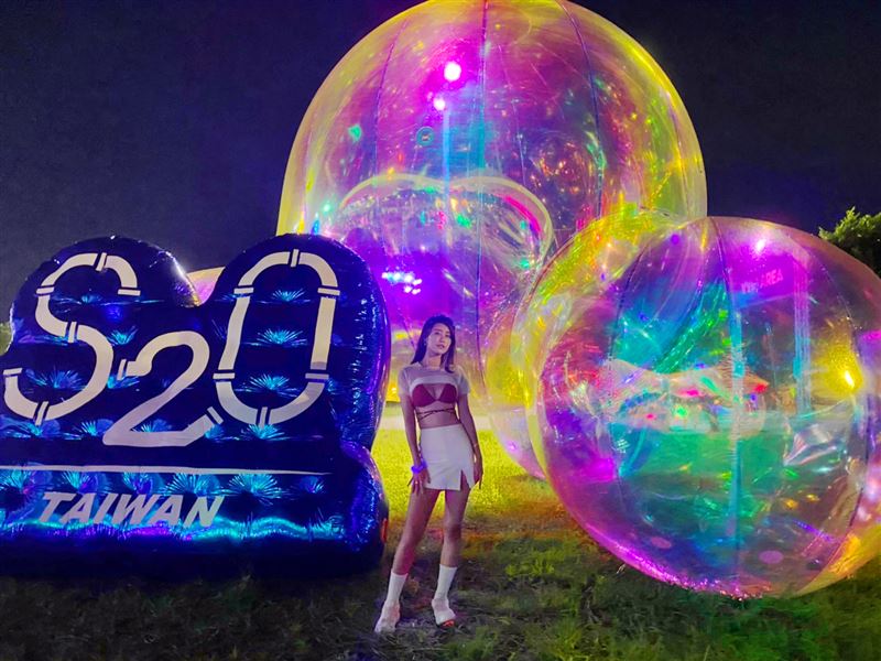 微笑女神上衣掀开“胸前全空”秒变战袍！网惊艳：这招厉害 时尚资讯 图4张