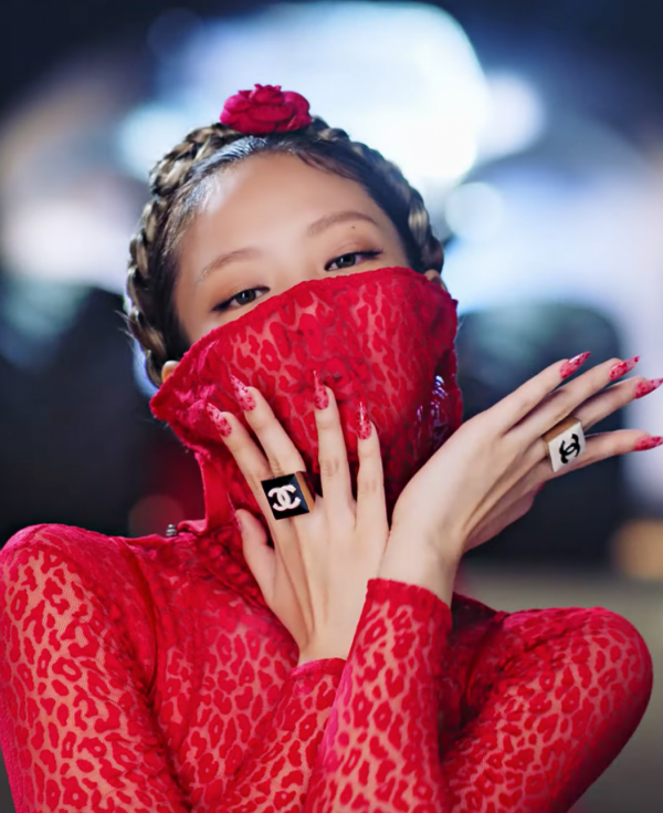 Style｜Jennie新歌看秀都要戴着它！这朵Chanel山茶到底有什么厉害？ 更多热点 图4张