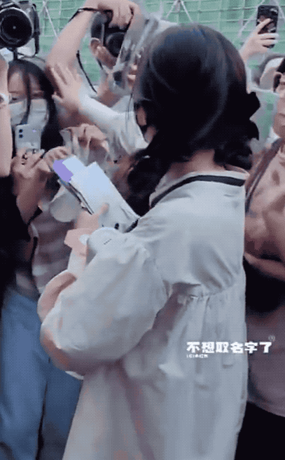 男子抢拍照...手肘狂推女粉丝头！ 赵露思的反应暖爆了 娱乐资讯 图2张