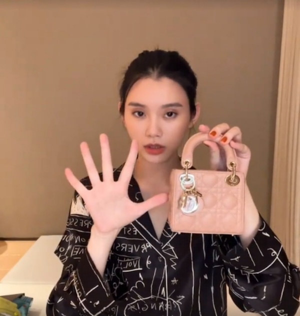 喜迎3岁生日！何超盈女儿背名牌包现身 娱乐资讯 图2张