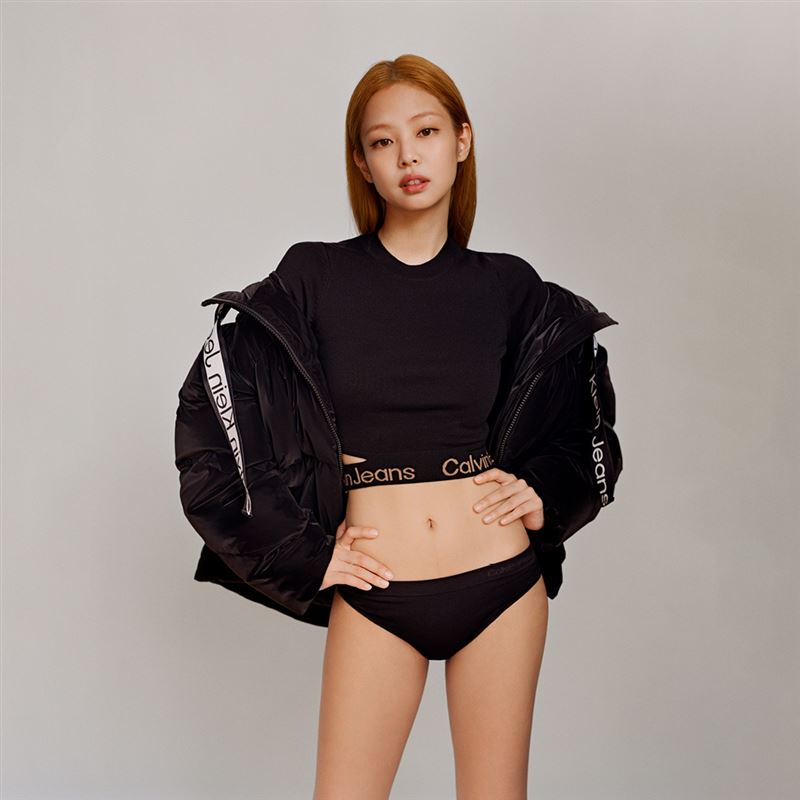 人间香奈儿脱了！仅穿内衣“路边害羞合照”饱满侧胸辣晕网 时尚资讯 图2张
