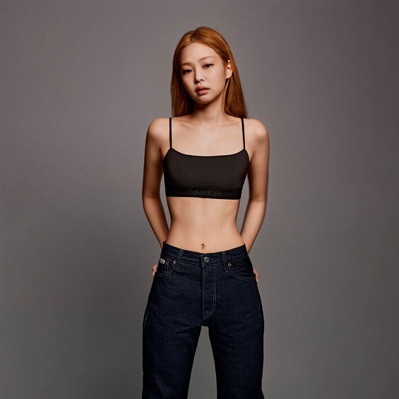 人间香奈儿脱了！仅穿内衣“路边害羞合照”饱满侧胸辣晕网 时尚资讯 图5张