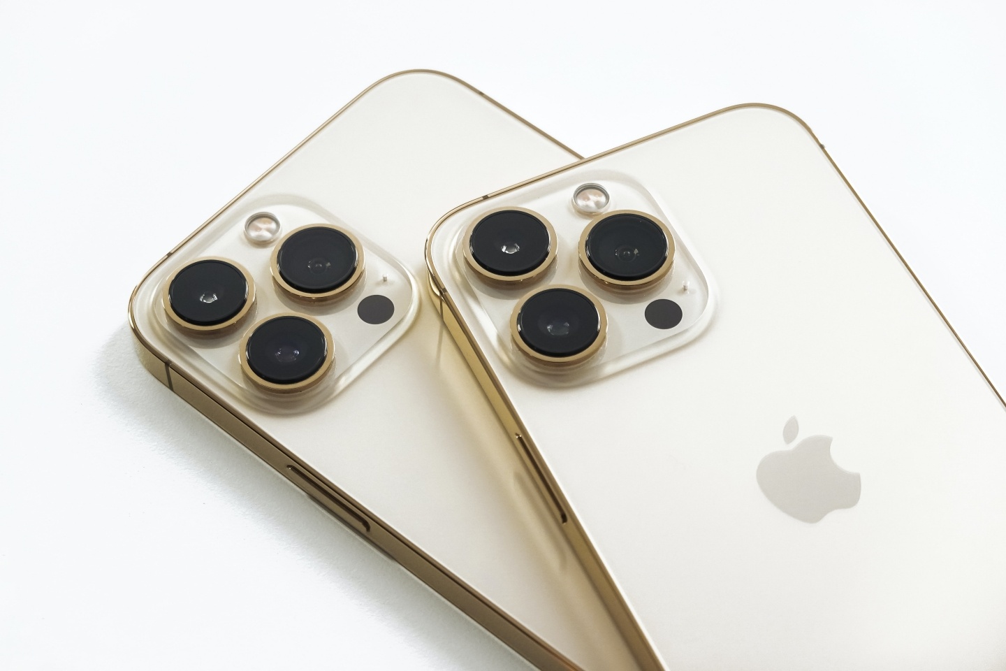 iPhone 14 Pro 的挖孔可能会是长条胶囊状！麦克风的指示灯也有机会一并移至萤幕正上方 数码科技 图1张