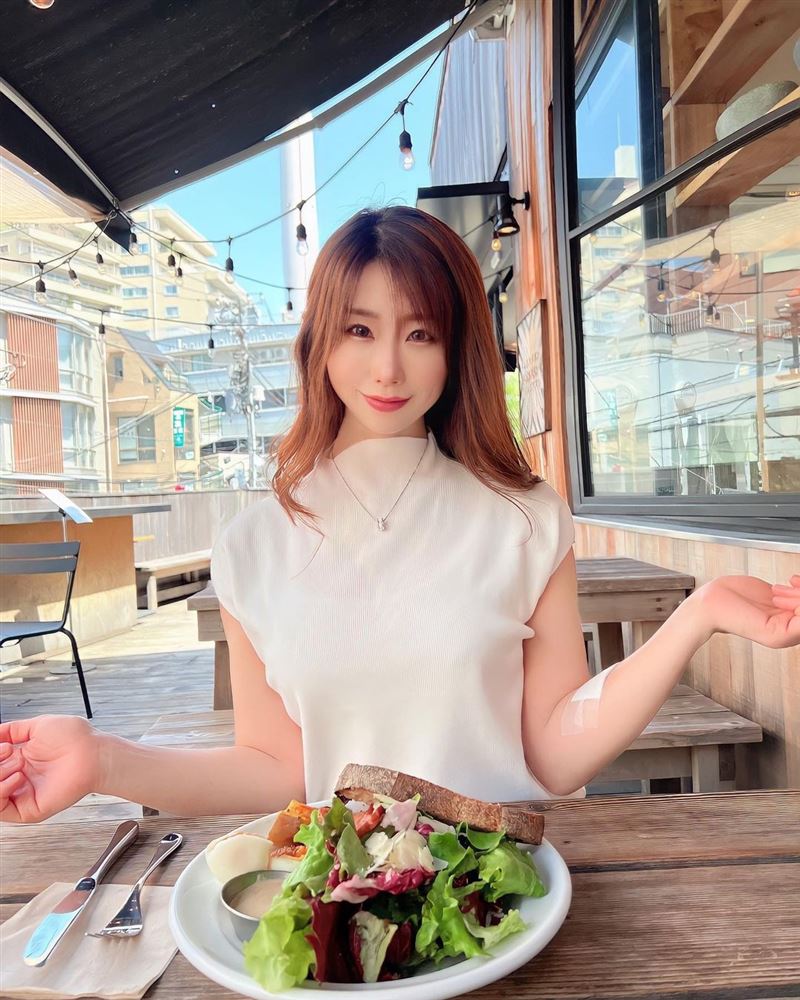 前AA女神引退6年曝喜讯“带球嫁了”与男友甜蜜试婚纱！ 时尚资讯 图1张