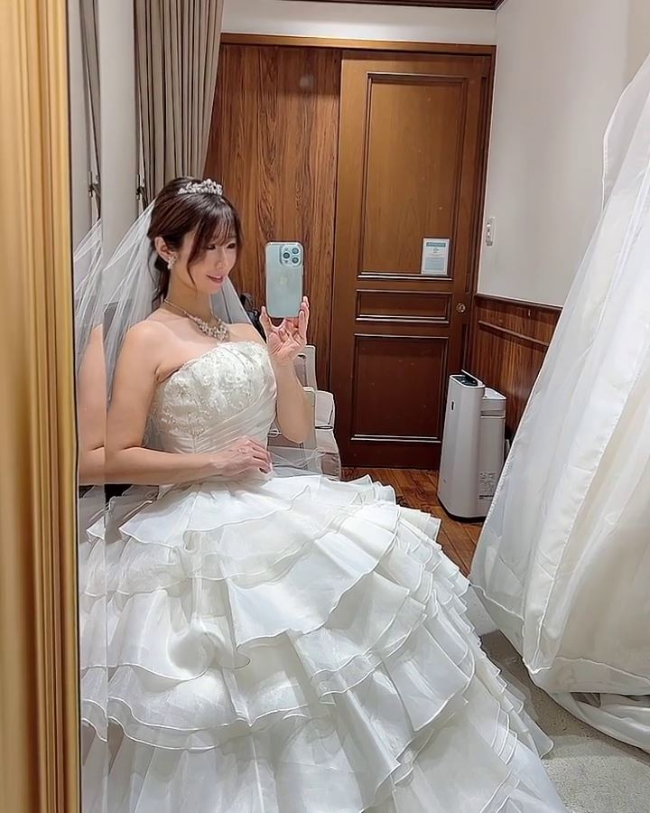 前AA女神引退6年曝喜讯“带球嫁了”与男友甜蜜试婚纱！ 时尚资讯 图4张