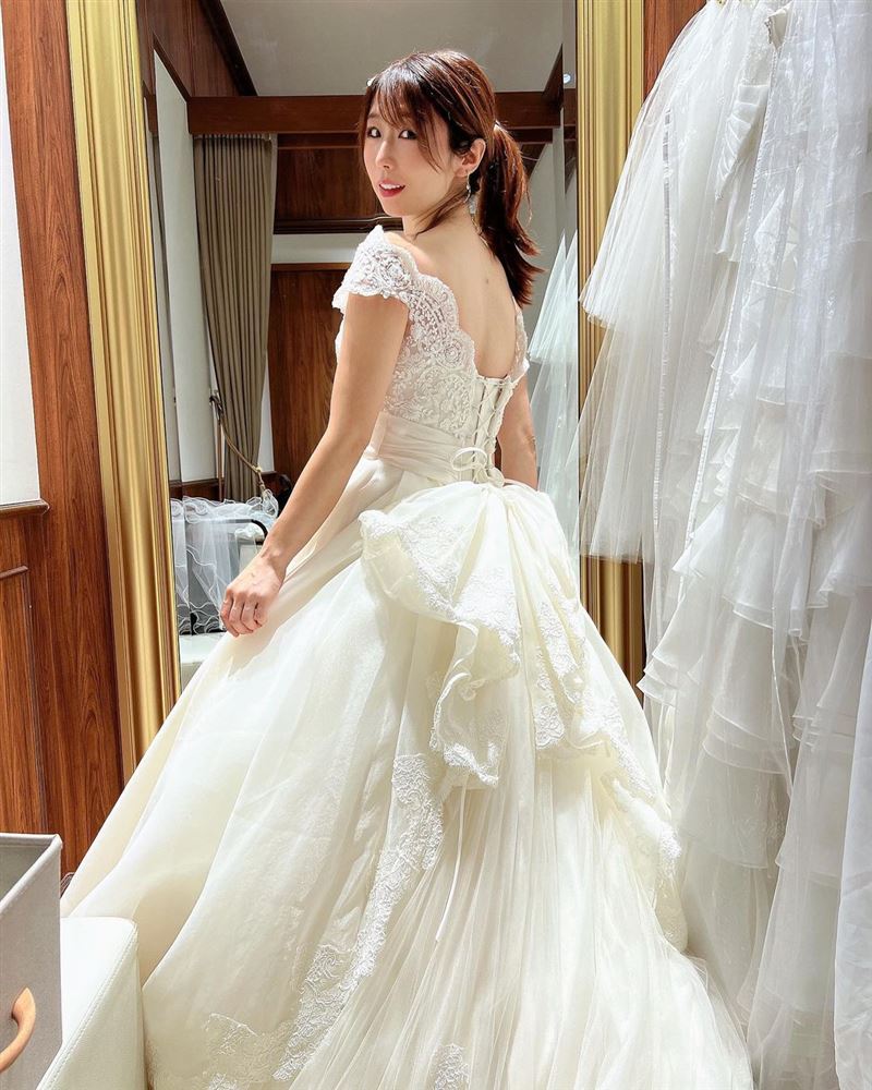 前AA女神引退6年曝喜讯“带球嫁了”与男友甜蜜试婚纱！ 时尚资讯 图5张