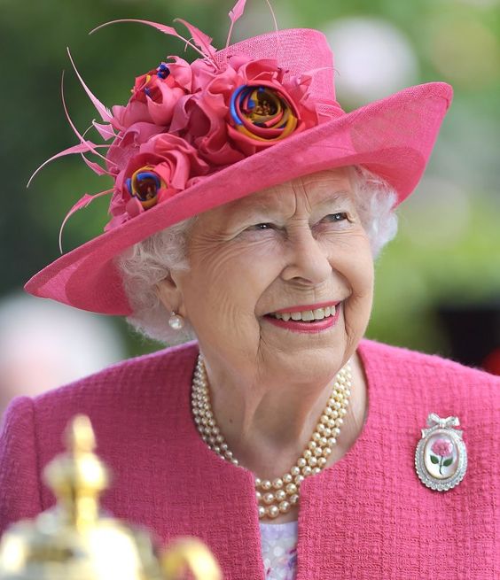 金句 I “别对自己太严苛！世上没有人通晓一切智慧。”英女王10大人生智慧金句 更多热点 图1张