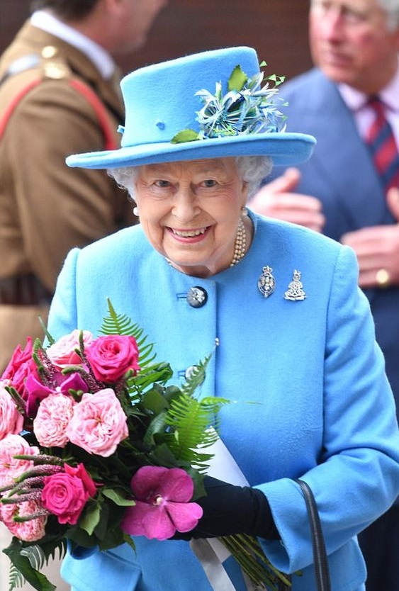 金句 I “别对自己太严苛！世上没有人通晓一切智慧。”英女王10大人生智慧金句 更多热点 图5张